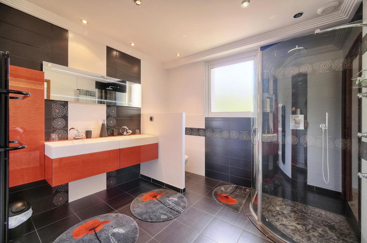 Suites de Prestige JACUZZI SAUNA HAMMAM PISCINE Mougins Cannes Grasse Exterior foto